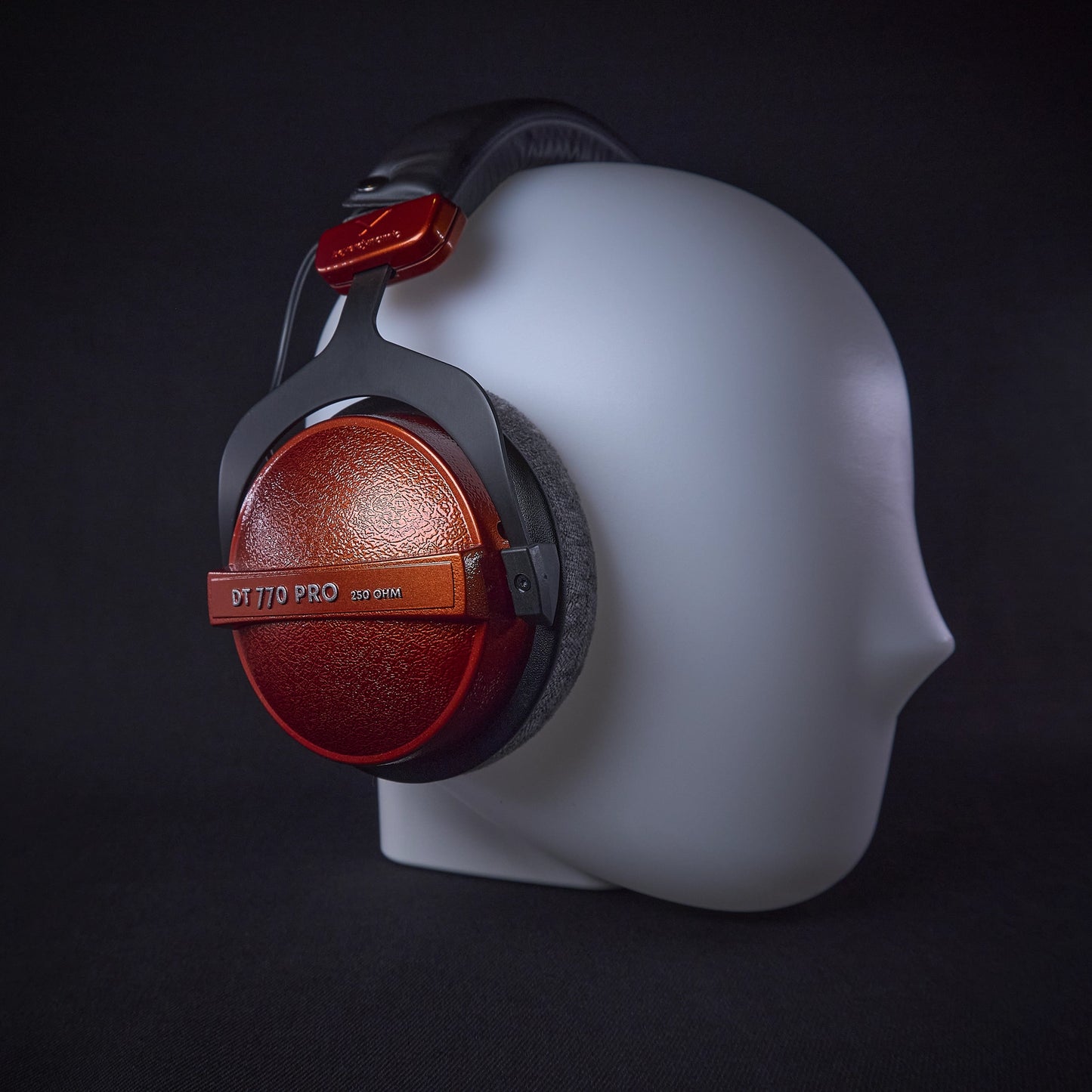 Beyerdynamic DT 770 Pro 250 Ohm – lakovaná metalická medená povrchová úprava, odnímateľný kábel, Mód