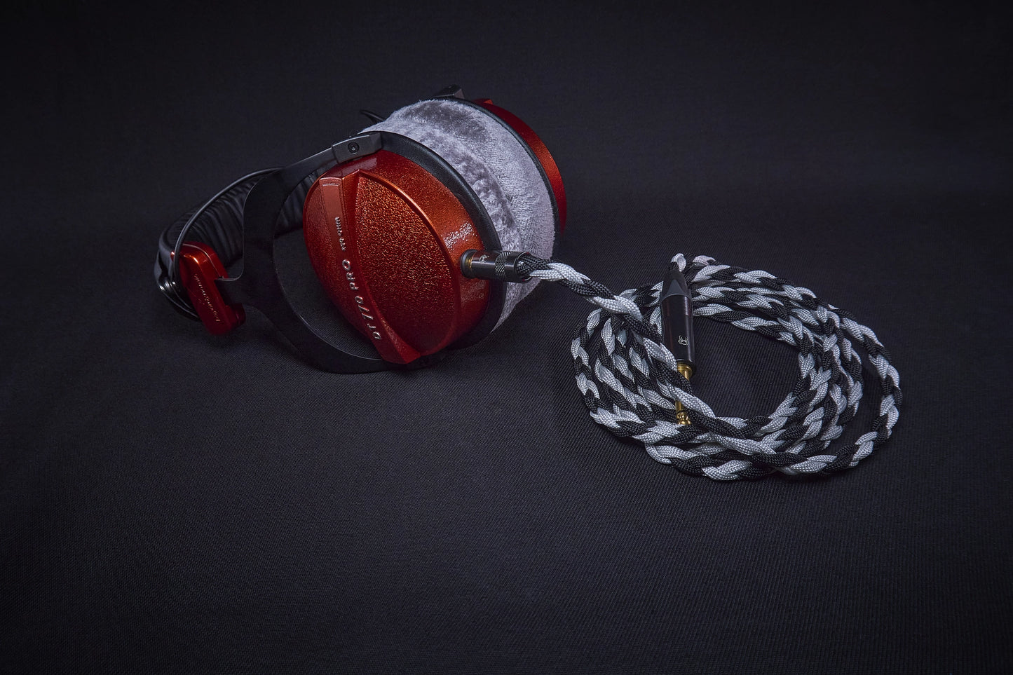 Beyerdynamic DT 770 Pro 250 Ohm – lakovaná metalická medená povrchová úprava, odnímateľný kábel, Mód